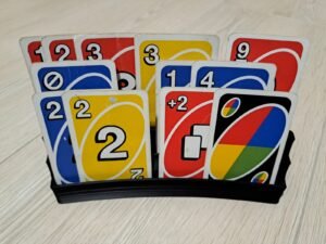 UNO-kortit mustassa korttipidikkeessä edestä