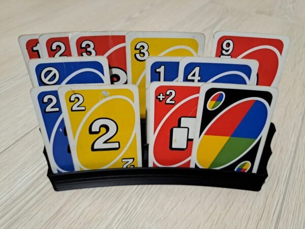 UNO-kortit mustassa korttipidikkeessä edestä