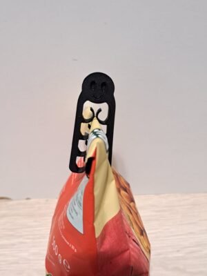 Hymiöklipsi kiinnitettynä avattuun snack-pussiin