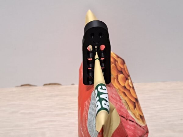 Musta hymiö-pussinsulkija käytössä ruokapussin sulkemiseen