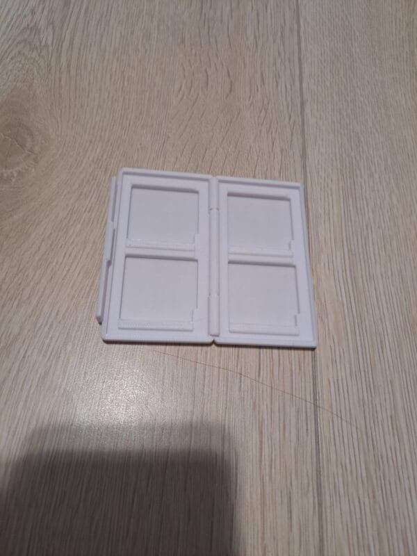Avattu Nintendo DS -pelikotelo neljälle pelille