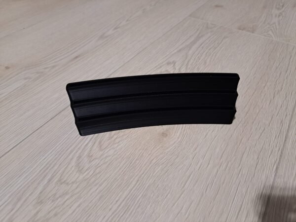 Musta kaareva korttiteline ilman kortteja