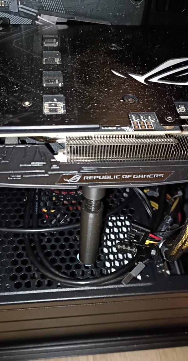 Näytönohjaimen tukiteline asennettuna pelitietokoneeseen