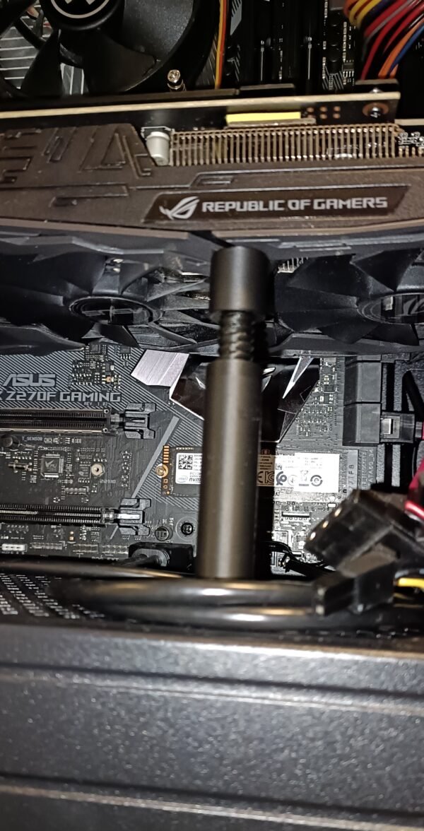 Näytönohjaimen tukiteline asennettuna tietokoneen koteloon