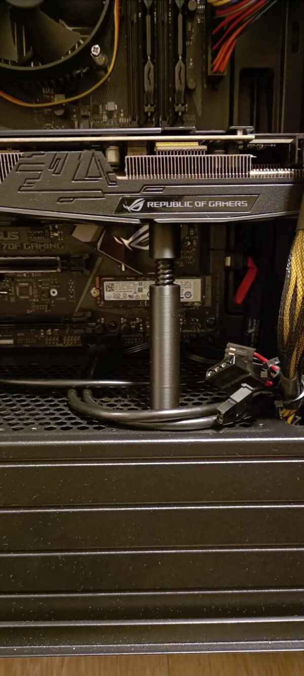 GPU-tukiteline tietokoneen sisällä näytönohjaimen alla