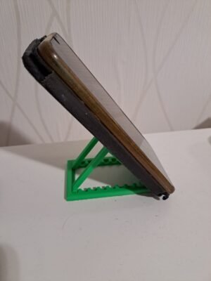 3D‑tulostettu puhelinteline käytössä älypuhelimen kanssa