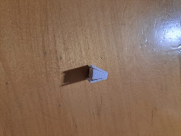 Valkoinen 3D‑tulostettu korttitalon liitin