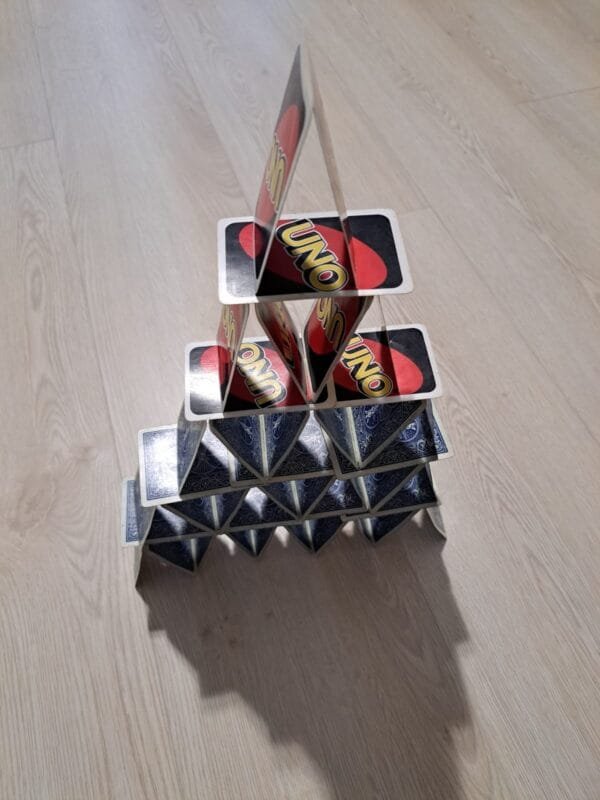 Pelikorteista rakennettu korttitalo liittimien avulla