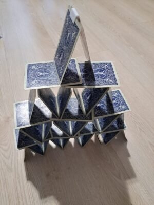 Korttitalo rakennettuna pelikorteista ja liittimistä