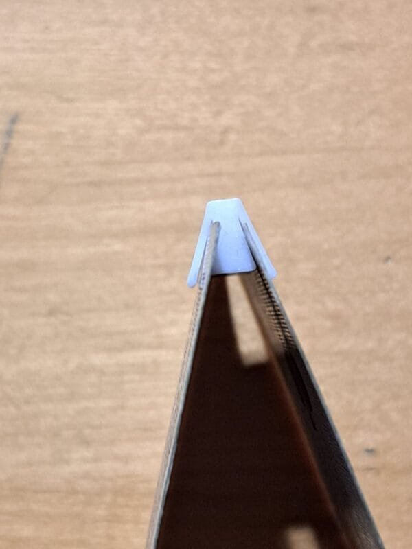 3D‑tulostettu korttiliitin pelikorit kiinnittettynä. Sivusta kuva