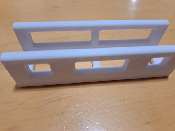 Valkoinen muovinen kannettavan tietokoneen pidike