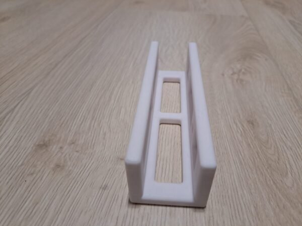 Valkoinen muovinen kannettavan teline sivuprofiilista