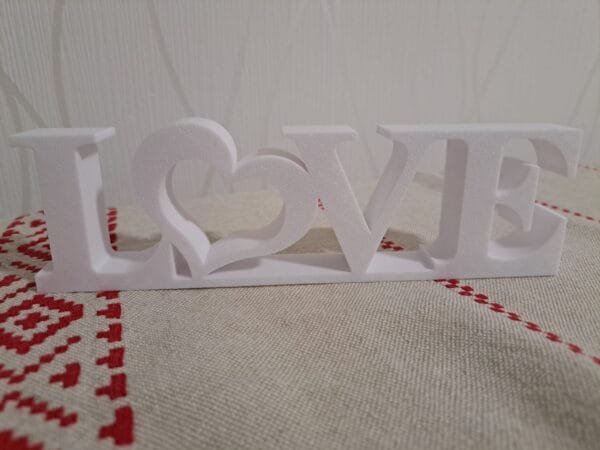 Valkoinen glitter‑pintainen LOVE‑koriste sydämellä