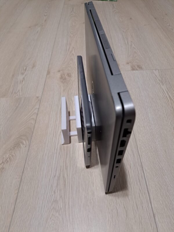 Valkoinen muovinen tablettiteline käytössä tabletin ja kannettavan kanssa