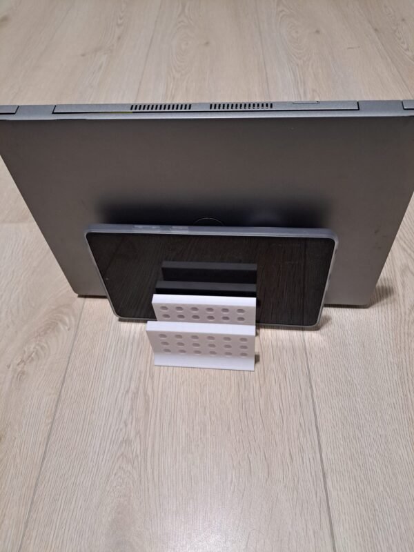 Valkoinen muovinen tablettiteline kannettavan ja puhelimen takana