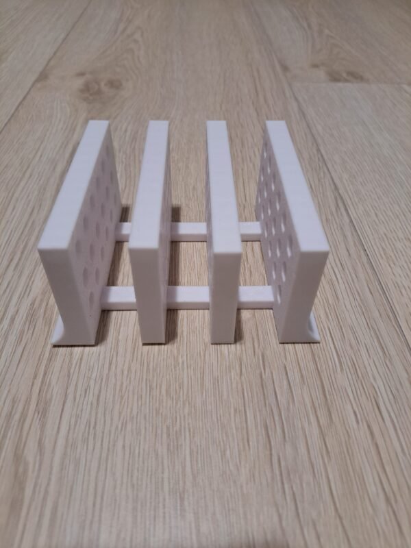 Valkoinen muovinen tablettiteline sivusta