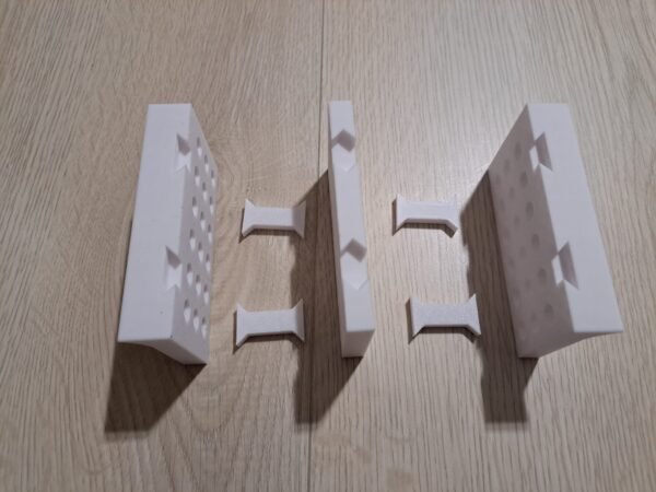 Valkoinen tablettiteline osina ennen kokoamista