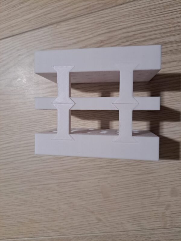 Valkoisen muovisen laitetelineen alapuoli