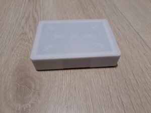 Suljettu valkoinen pelikorttien säilytysrasia