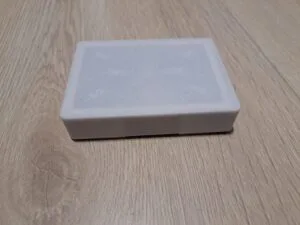 Suljettu valkoinen pelikorttien säilytysrasia