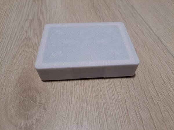 Suljettu valkoinen pelikorttien säilytysrasia