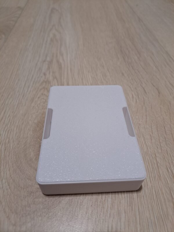 Valkoinen muovinen pelikorttirasia kannen urilla