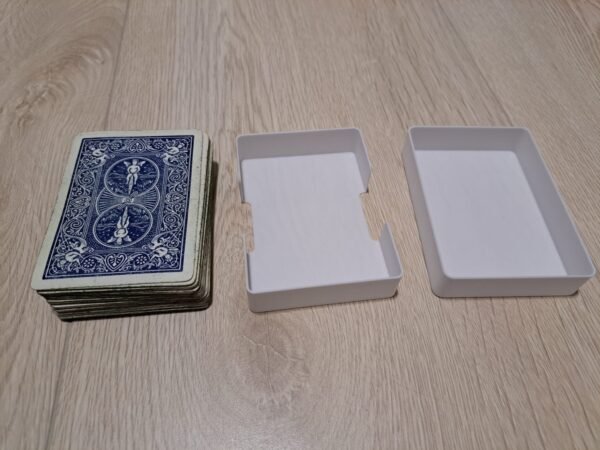 Pelikortit ja valkoinen säilytysrasia osina