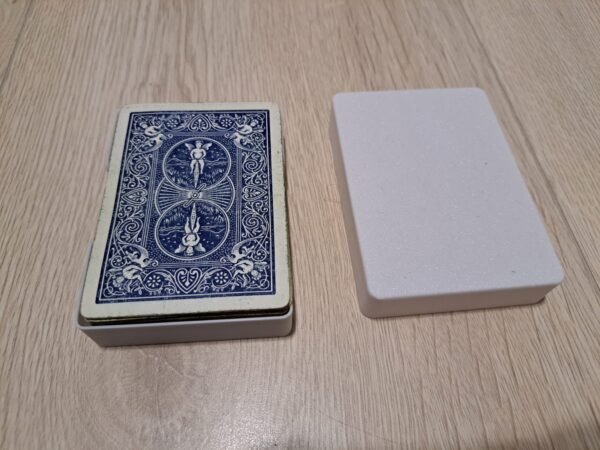 Pelikorttipakka ja valkoinen muovinen säilytysrasia