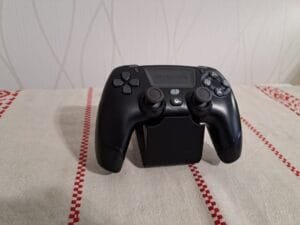 Peliohjain telineessä – 3D‑tulostettu ohjainteline