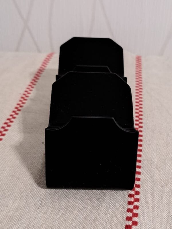 Musta 3D‑tulostettu peliohjaimen teline edestä