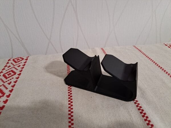 Kaksiosainen peliohjainteline pöydällä