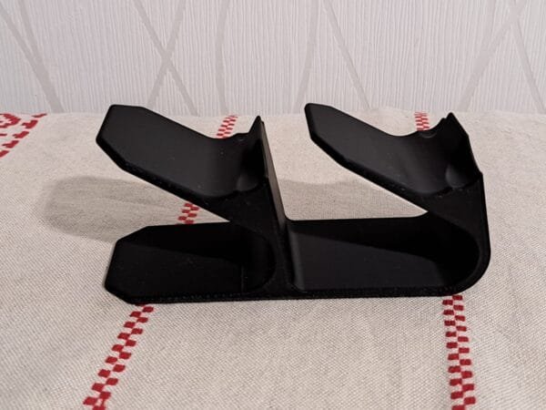 3D‑tulostettu musta ohjainteline sivuprofiilista