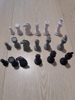 3D‑tulostetut shakkinappulat musta, harmaa ja valkoinen