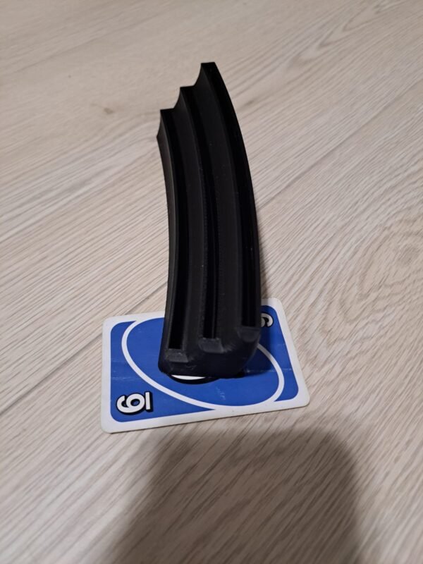 Musta UNO-korttiteline sivusta