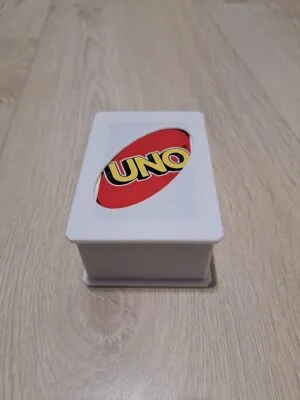 UNO-korttipelin säilytysrasia valkoinen, neliönmuotoinen pelilaatikko