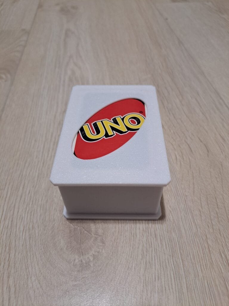 UNO-korttipelin säilytysrasia valkoinen, neliönmuotoinen pelilaatikko