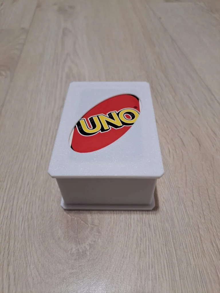 UNO-korttipelin säilytysrasia valkoinen, neliönmuotoinen pelilaatikko