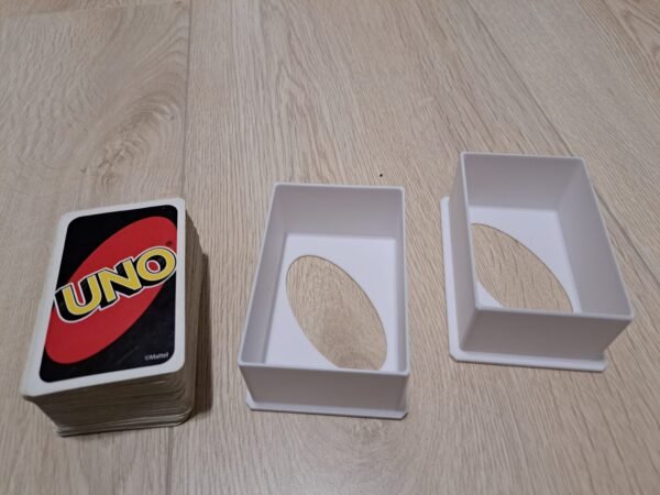 UNO-kortit ja valkoinen säilytysrasia osina