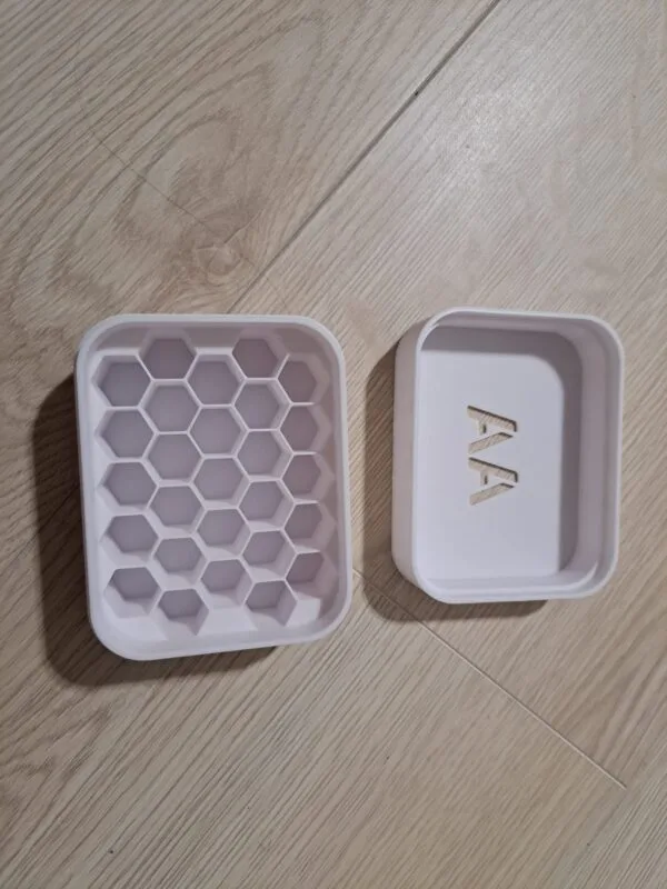 AA-patterikotelo_tyja Valkoinen AA-paristokotelo kannella, avoin säilytysrasia