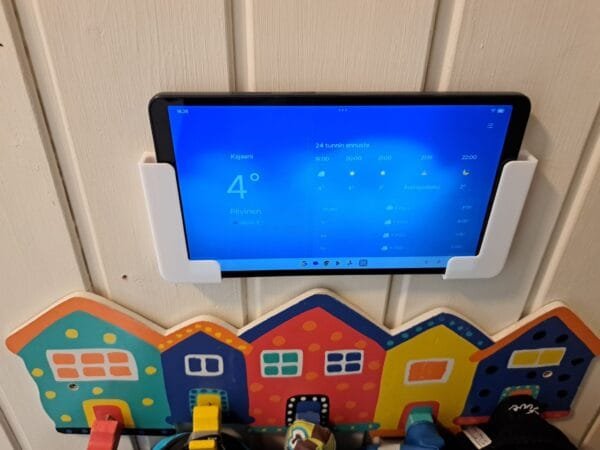 Tabletti seinäkiinnikkeessä vaaka-asennossa