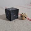 Iso 3 cm 3D‑tulostettu noppa puunopan vieressä