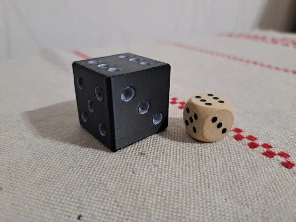 Iso 3 cm 3D‑tulostettu noppa puunopan vieressä