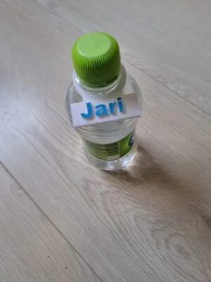 Pulloklipsi omalla nimellä kiinnitettynä juomapulloon