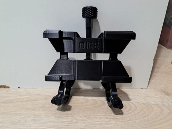 Musta 3D-tulostettu pyörän puhelinteline kasattuna.