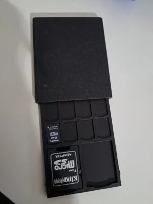 SD-korttikotelo auki microSD-kortille ja adapterille