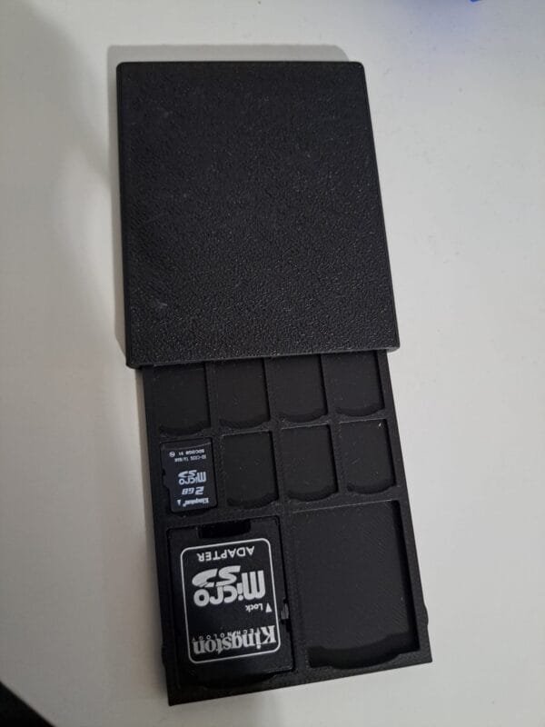 SD-korttikotelo auki microSD-kortille ja adapterille