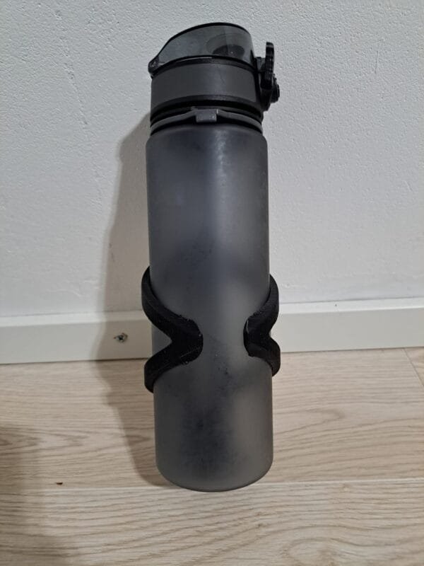 Vesipullo pyörän pullotelineessä.